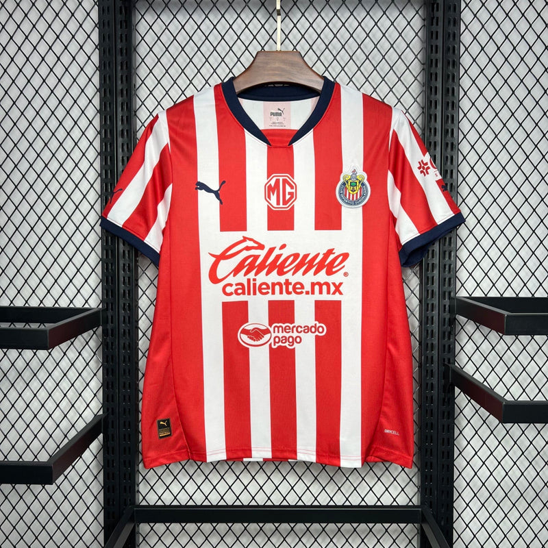Camisa Chivas Guadalajara Home I 2024/25 Puma Torcedor Masculina Vermelha e Branca, listrada, escudo bordado, uniforme mexicano, futebol"