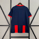 "Camisa San Lorenzo Home I 2024/25 Nike Torcedor Masculina azul com listras vermelhas, escudo estampado do clube argentino e design clássico azulgrana."
