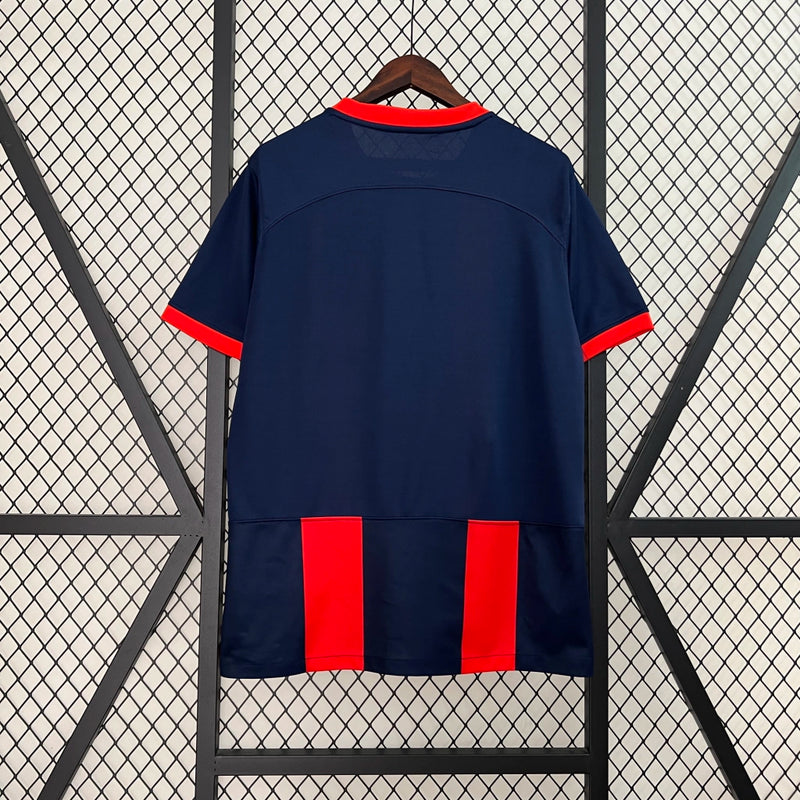 "Camisa San Lorenzo Home I 2024/25 Nike Torcedor Masculina azul com listras vermelhas, escudo estampado do clube argentino e design clássico azulgrana."