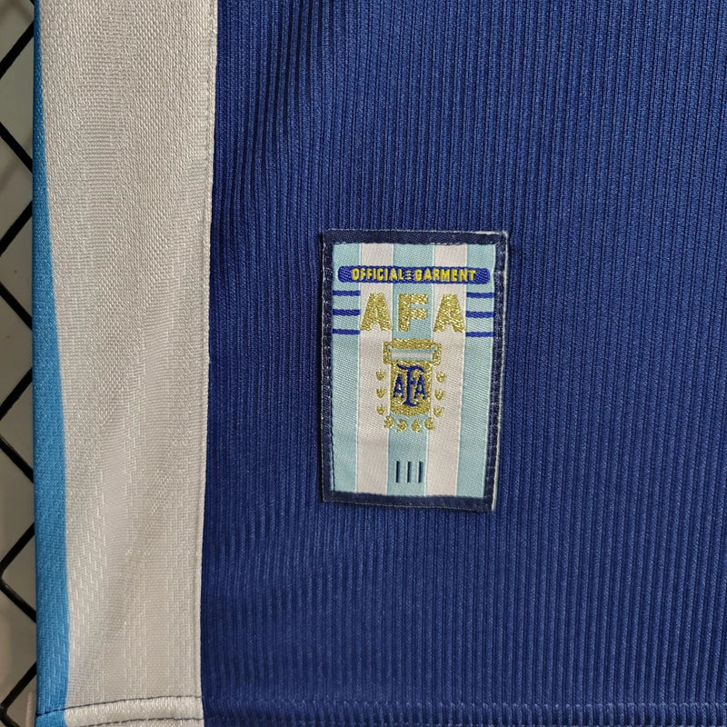 "Camisa Argentina Away II 1998/99 Adidas Retrô Masculina, poliéster leve, gola clássica, listras Adidas e cores tradicionais da seleção argentina, ideal para colecionadores e torcedores de futebol.