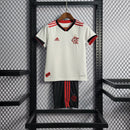 "Kit Infantil Flamengo Away II 2022/23 Adidas, camisa branca com detalhes em vermelho e preto, shorts e meias combinando, uniforme oficial para torcedores mirins do Flamengo."