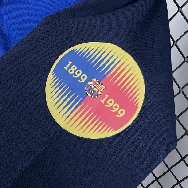 "Camisa Barcelona 1999/00 Nike Torcedor Masculina, close no escudo especial de 100 anos, peça retrô histórica para fãs culés."