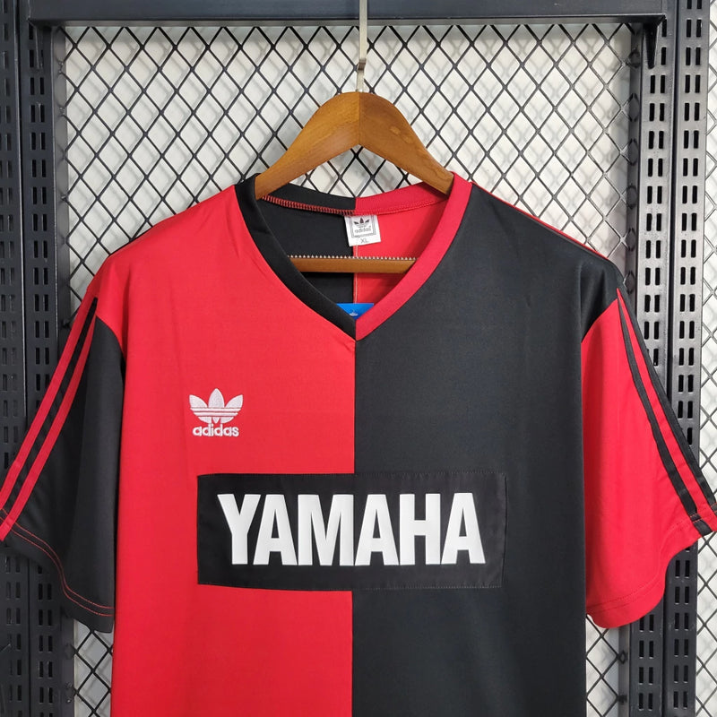 "Camisa Newell’s Old Boys 1993/94 Adidas Retrô Masculina vermelha e preta, modelo clássico anos 90, uniforme histórico do futebol argentino, ideal para colecionadores e torcedores apaixonados."