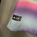 Camisa Juventus 2019/20 Adidas Retrô Masculina rosa, escudo da Juventus bordado no peito, gola redonda clássica e detalhes em preto e branco.