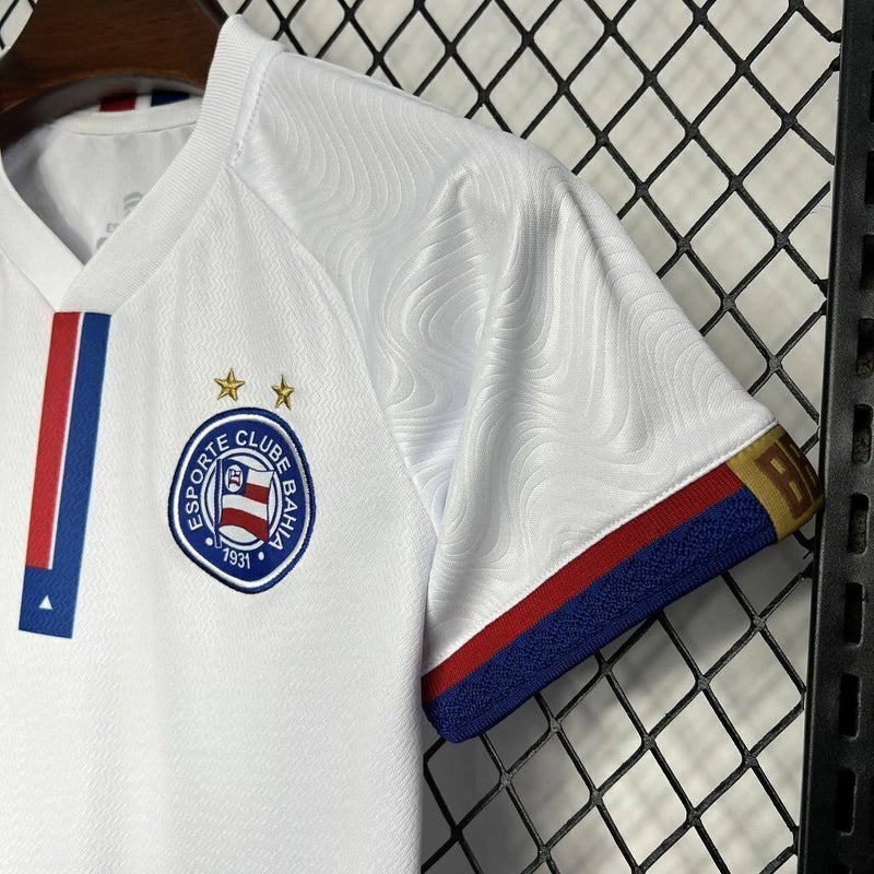 Kit Infantil Bahia Home (1) 2024/25 Esquadrão – uniforme completo com camisa branca tradicional, detalhes em azul e vermelho, shorts e meião. Ideal para crianças de 3 a 13 anos, tecido leve, confortável e oficial do Esporte Clube Bahia
