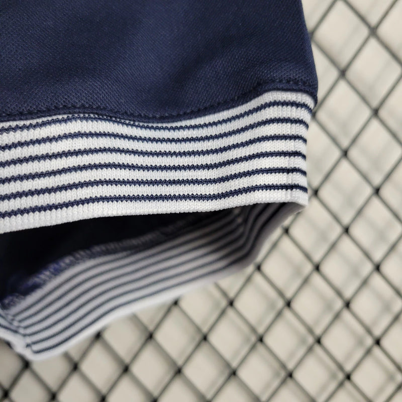 "Camisa Escócia 150 Anos Adidas masculina azul marinho com detalhes dourados, gola redonda, mangas curtas e tecido respirável, edição comemorativa especial de 150 anos da seleção escocesa para torcedores"