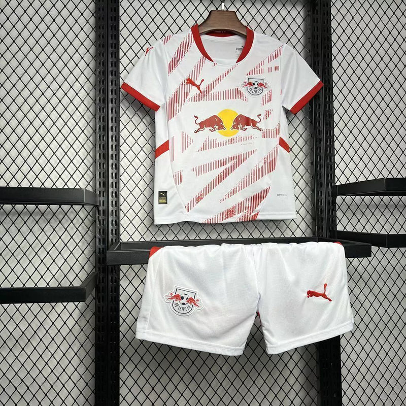 Kit Infantil RB Leipzig Home I 2024/25 Puma – conjunto com camisa e short em tecido leve, design branco com detalhes em vermelho, ideal para jovens torcedores dos Touros."