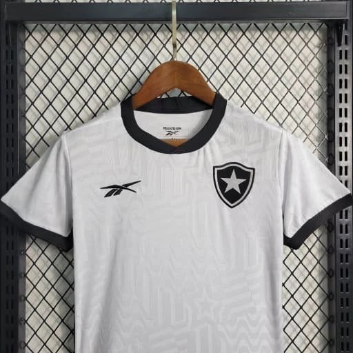 Kit Infantil Botafogo Third 2023/24 Reebok completo com camisa, shorts e meiões, uniforme oficial do Glorioso para crianças de 3 a 13 anos, cores preto e branco, escudo bordado e design moderno, perfeito para torcer com estilo e conforto."
