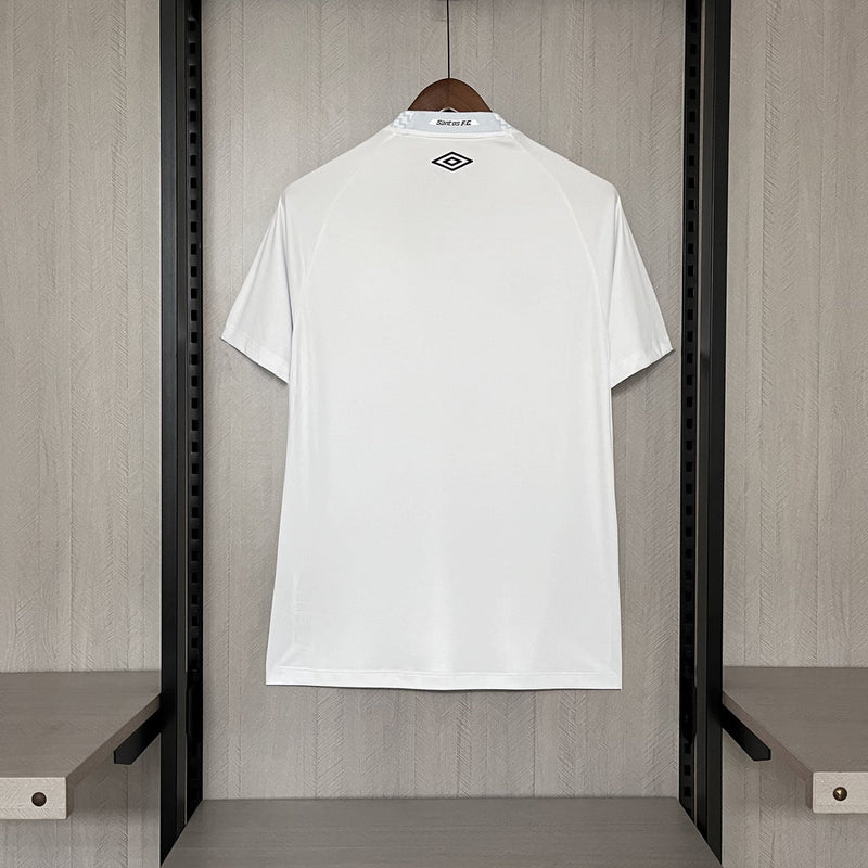 Camisa Santos Home I 2025/26 Umbro Torcedor Masculina branca, com escudo do Santos bordado no lado esquerdo do peito e logo Umbro no lado direito, modelo de jogo, versão torcedor, fundo branco.