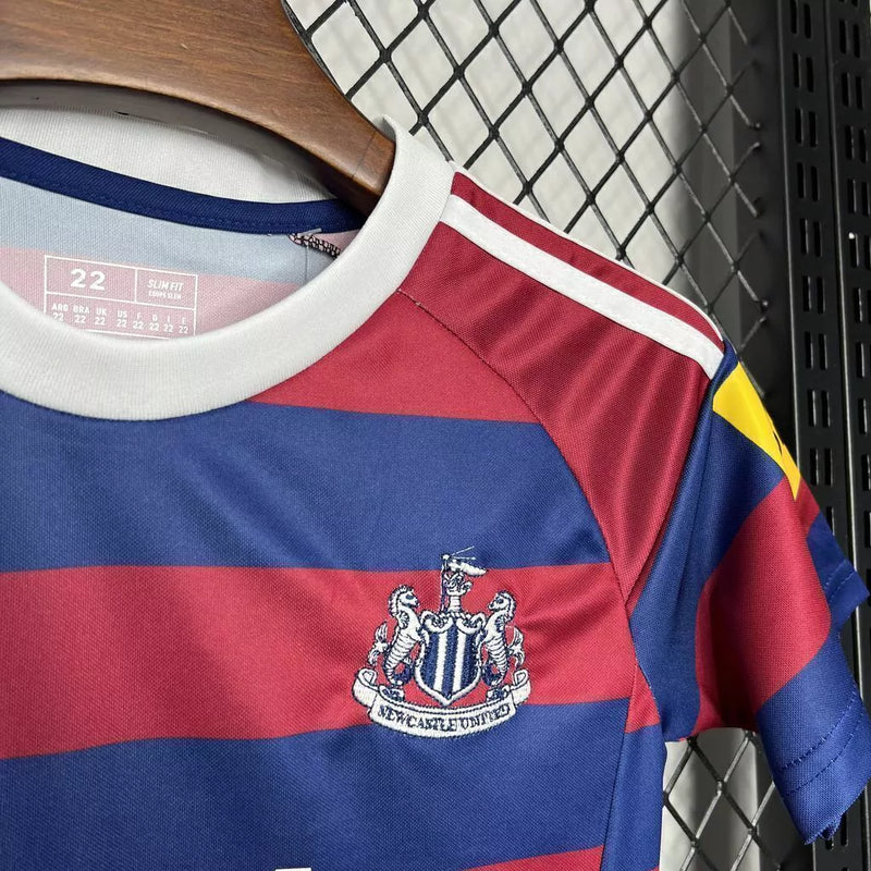 Kit Infantil Newcastle United Away II 2024/25 Adidas com camisa e short, tecido leve e respirável, ideal para pequenos torcedores dos Magpies com estilo e conforto."