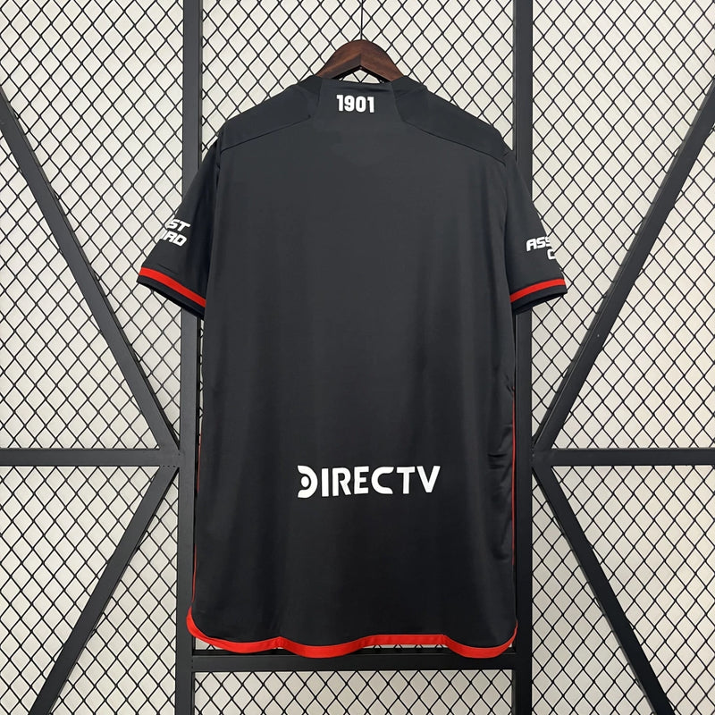 Texto alternativo para imagem:
Camisa River Plate Third 2023/24 Adidas Torcedor Masculina preta com grafismos geométricos cinza, detalhes em vermelho, escudo do River Plate bordado e logo Adidas no peito.

