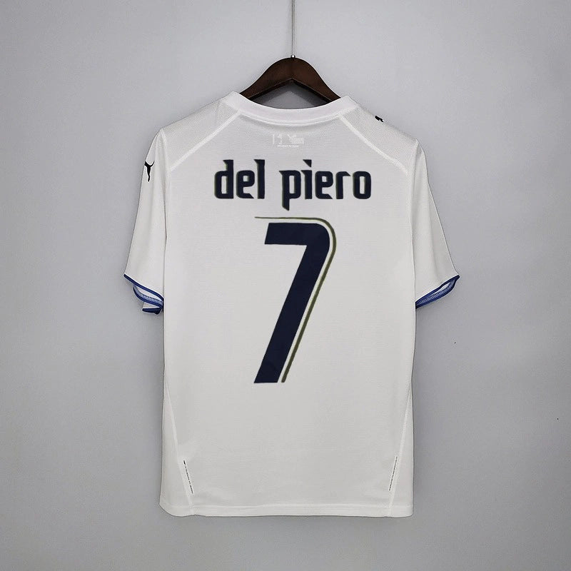 Camisa Itália Away II 2006/07 Puma Retrô masculina, branca, com escudo da seleção italiana no peito e detalhes clássicos da temporada 2006/07, feita em tecido leve e confortável, ideal para colecionadores, fãs de futebol retrô e uso casual.”