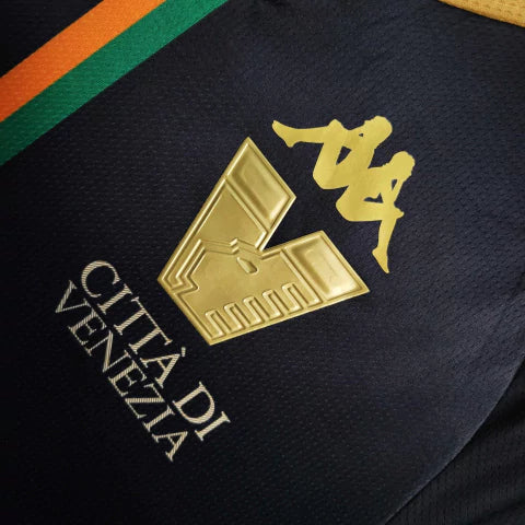 Camisa Venezia Home I 2023/24 Kappa Torcedor Masculina Preta Manga Longa com detalhes em dourado e laranja, escudo bordado e design elegante inspirado na moda italiana.”

