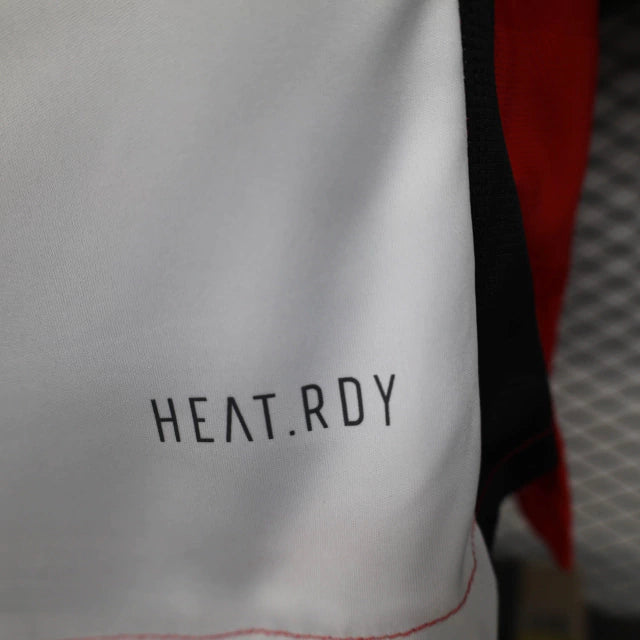 Texto alternativo para imagem:
"Camisa River Plate Third (3) 2024/25 Adidas Jogador Masculina preta com detalhes em cinza e vermelho, escudo aplicado em silicone 3D, logo Adidas e tecnologia HEAT.RDY, versão oficial usada pelos atletas em campo."

