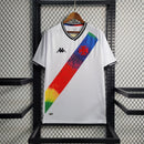Camisa Vasco da Gama "Edição LGBT" 2021/22 Kappa Torcedor Masculina branca com faixa diagonal preta e detalhes em arco-íris, símbolo de inclusão e diversidade.