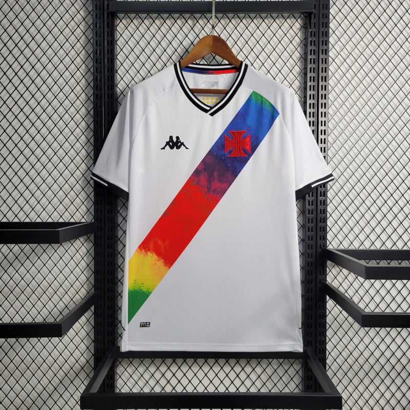 Camisa Vasco da Gama "Edição LGBT" 2021/22 Kappa Torcedor Masculina branca com faixa diagonal preta e detalhes em arco-íris, símbolo de inclusão e diversidade.