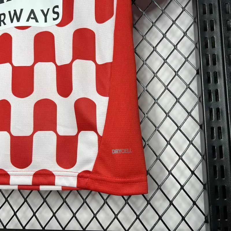 Kit Infantil Girona Home I 2024/25 Puma com camisa e short, tecido leve e respirável, ideal para pequenos torcedores do Girona FC com estilo e conforto."