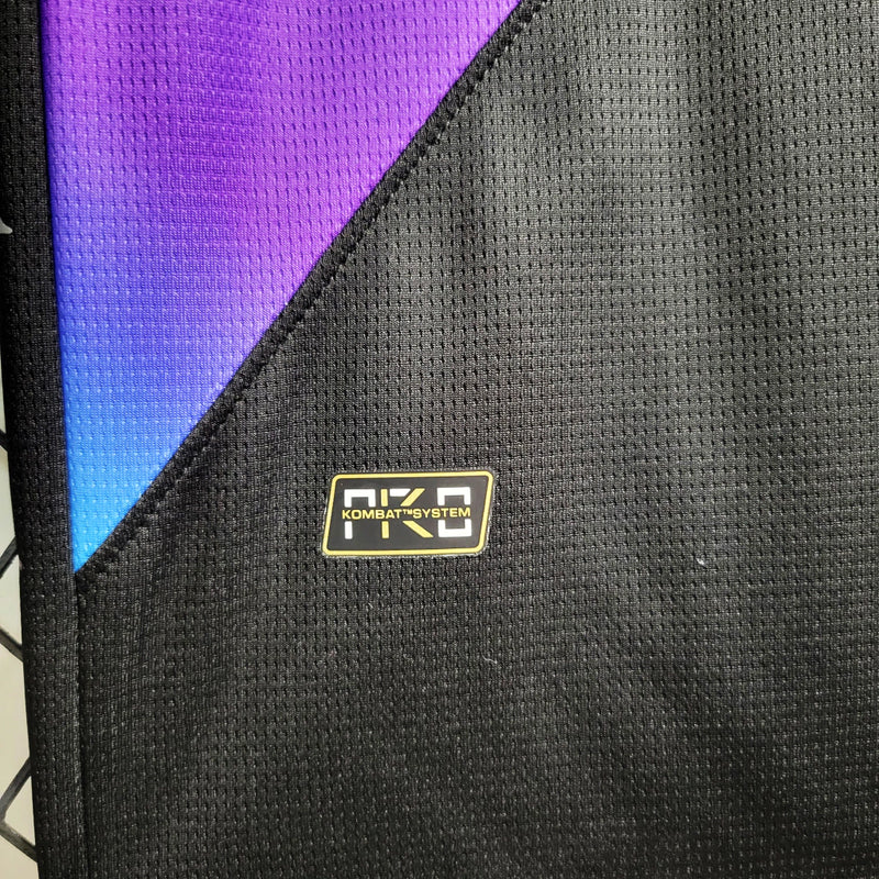 Camisa Vasco da Gama "Edição LGBT" 2023/24 Kappa Torcedor Masculina preta com faixa diagonal em arco-íris, escudo do Vasco aplicado no peito e logo Kappa estampado.