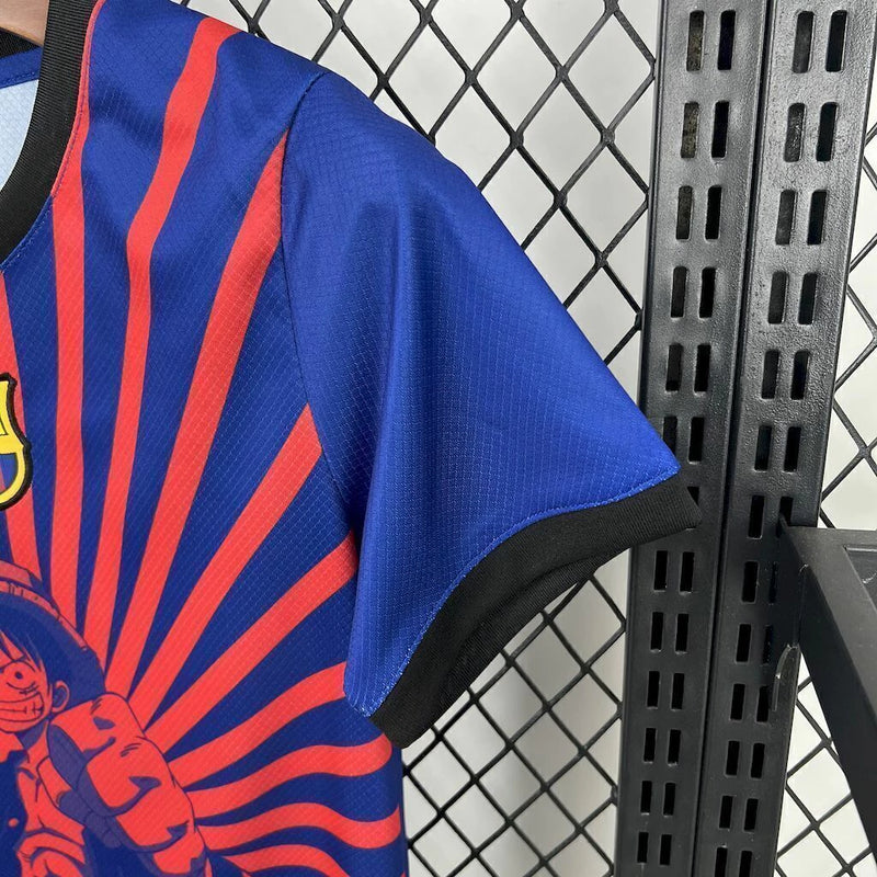 Detalhe da camisa do Kit Infantil Barcelona Edição One Piece 2025/26 Nike, mostrando o logo do Barcelona e estampa inspirada no anime One Piece, tecido respirável e confortável para crianças