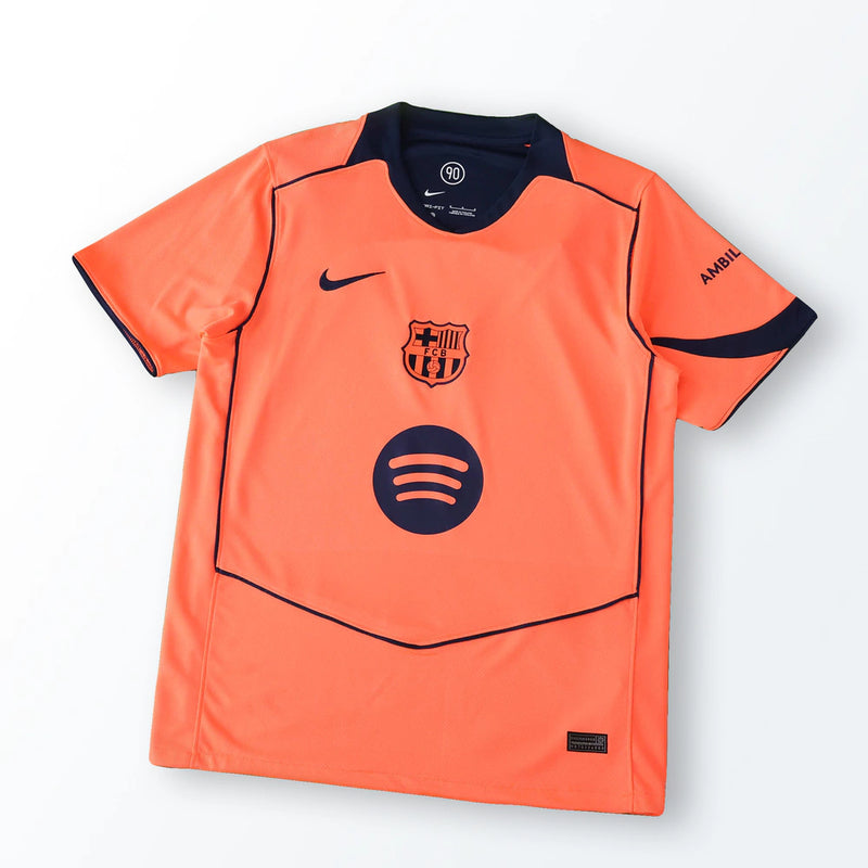 Camisa Barcelona Nike Third (III) 2025/26 Total 90 Torcedor Masculina laranja oficial com escudo do Barça e tecnologia Dri-FIT"
