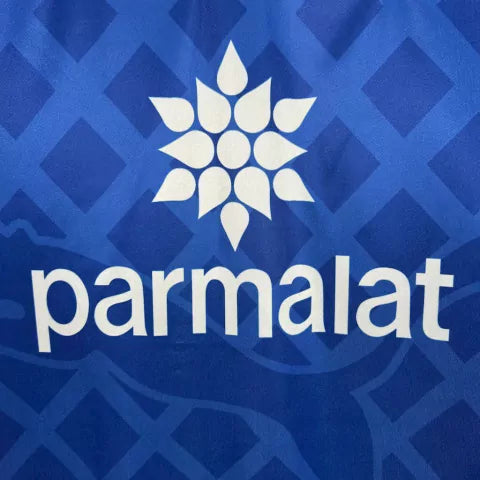 Camisa Parma Away II 1995/96 Puma Retrô Masculina Azul com detalhes amarelos, escudo histórico bordado e design clássico inspirado na era de ouro do futebol italiano.”