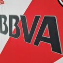 Camisa River Plate Home I 2015/16 Adidas Retrô Masculina branca com faixa diagonal vermelha, tecido leve e respirável, gola retrô clássica, escudo bordado, perfeita para torcedores, colecionadores e apaixonados pelo futebol argentino.