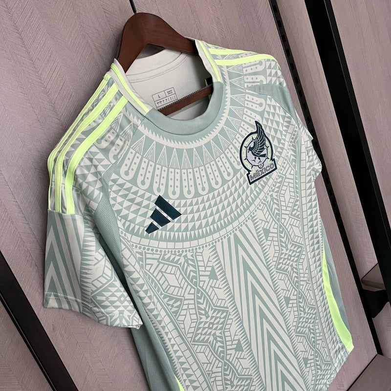Camisa México Away II 2024/25 Adidas masculina, verde, com escudo da seleção mexicana e detalhes culturais, tecido leve e respirável, ideal para treinos, jogos e torcer pelo time.