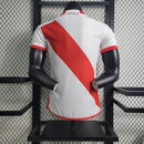 Texto alternativo para imagem:
"Camisa River Plate Home (1) 2023/24 Adidas Jogador Masculina branca com faixa diagonal vermelha, escudo aplicado em silicone 3D, logo Adidas e tecnologia HEAT.RDY, versão oficial usada pelos jogadores."

