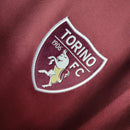 Camisa Torino Especial Suzuki 10 Anos 2023/24 Joma Torcedor Masculina Grená com detalhes dourados e escudo bordado, edição comemorativa da parceria Torino e Suzuki.”