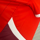 Camisa Suíça Home I 2024/25 Puma Torcedor Masculina, vermelha, com escudo da seleção suíça e logo Puma em destaque, feita em tecido leve e respirável, modelo masculino com caimento confortável, ideal para jogos e uso casual.”