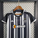 Kit Infantil Atlético Mineiro Home (1) 2023/24 Adidas – camisa listrada preta e branca com escudo bordado, shorts preto e meiões inclusos, uniforme oficial para pequenos torcedores do Galo."
