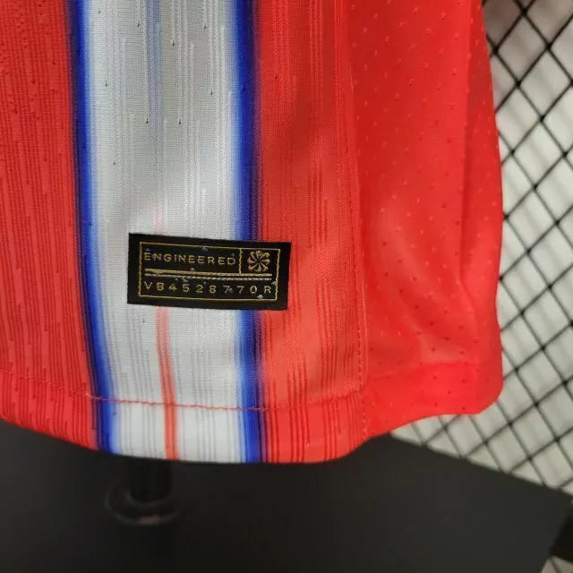 Camisa Atlético de Madrid Home 2024/25 Jogador Masculina Nike original, modelo com tecnologia Dri-FIT ADV, listras vermelhas e brancas, versão usada pelos atletas em campo.