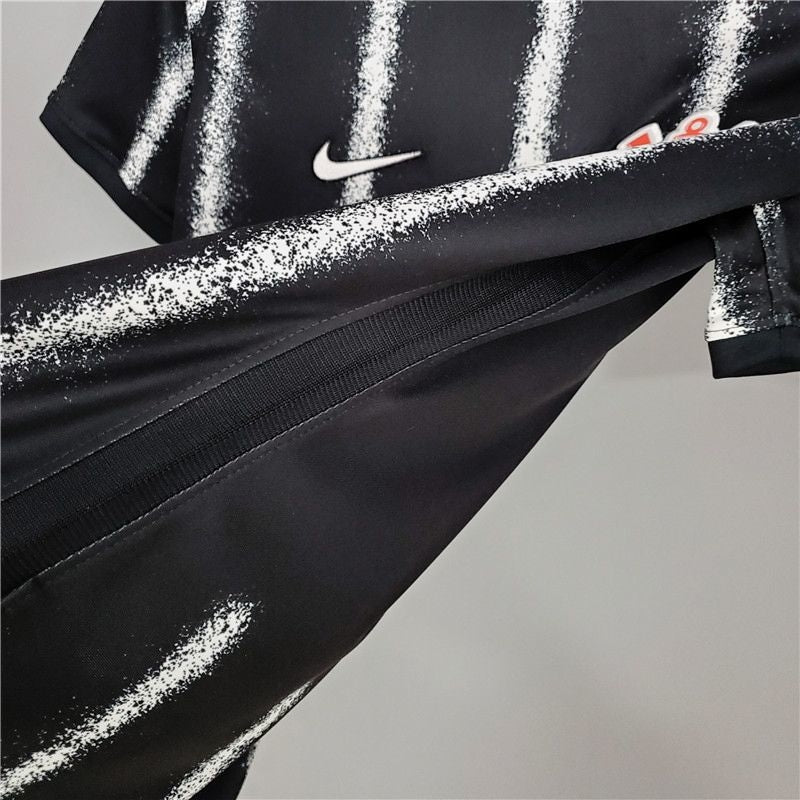 Camisa feminina do Corinthians Nike modelo away II 2921/2022, preta, com caimento ajustado e detalhes exclusivos para torcedores 