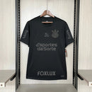 Imagem da frente da Camisa Corinthians Away 2024/25 Nike Torcedor Masculina, cor preta, com patrocínios e escudo bordado.
