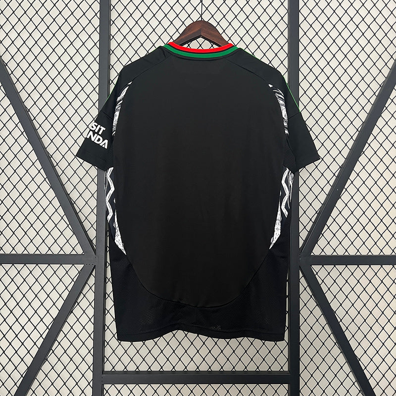 Camisa Arsenal Away 2024/25 Adidas Torcedor Masculina - modelo preto, uniforme de visitante dos Gunners, design moderno com escudo do clube e logo Adidas em destaque.
