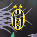 Camisa Juventus Goleiros 2001/02 Lotto Retrô Masculina preta, escudo da Juventus bordado no peito, gola redonda clássica e detalhes discretos em branco e cinza.