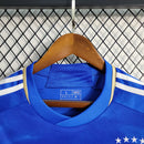 Camisa Itália Home I 2023/24 Adidas Torcedor masculina, azul, com escudo da seleção italiana no peito e três listras Adidas nos ombros, feita em tecido leve e respirável, modelo com caimento torcedor mais solto e confortável, ideal para torcer com estilo e autenticidade.”