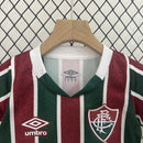 "Kit Infantil Fluminense Home 2024/25 Umbro completo para pequenos torcedores, com camisa tricolor verde, grená e branco bordada com escudo oficial e short correspondente, ideal para treinos, jogos e uso casual."