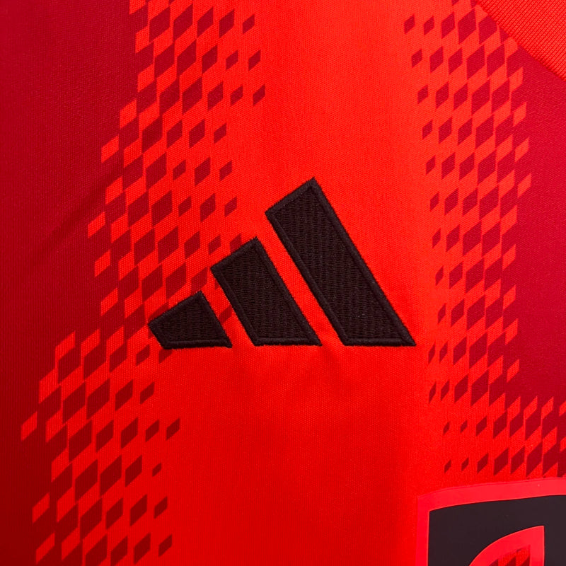 Camisa Bayern de Munique Home 2024/25 Torcedor Masculina Adidas oficial vermelha com escudo bordado e detalhes em branco