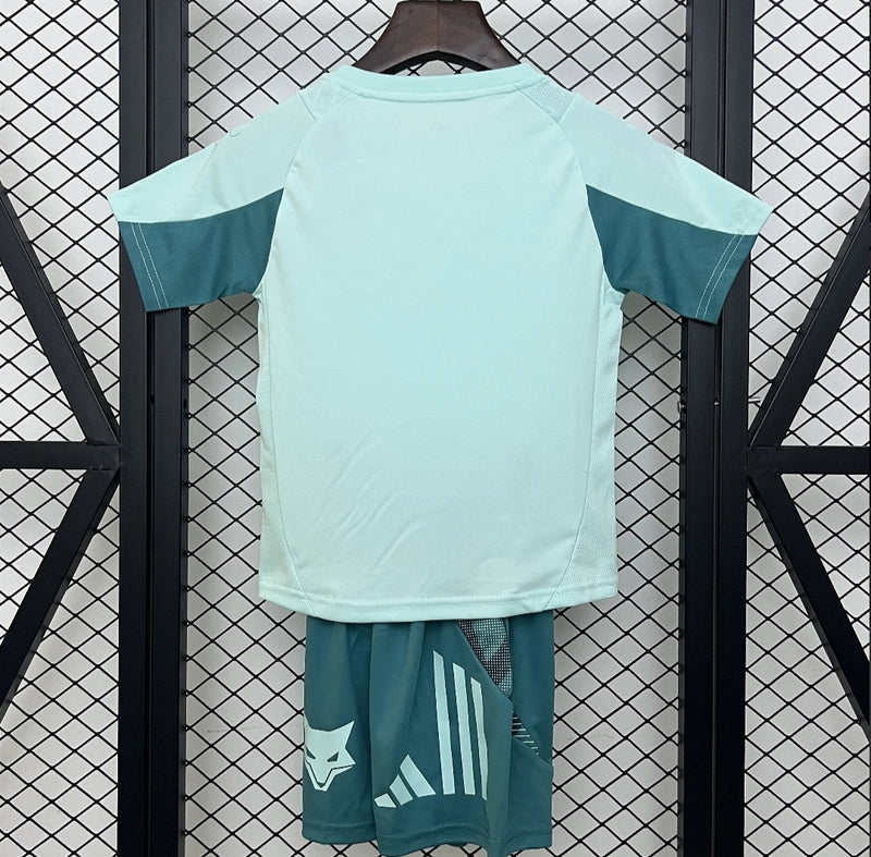 Kit Infantil Cruzeiro Treino 2025/26 Adidas, conjunto oficial azul com camisa e shorts, tecido leve e confortável para crianças torcedoras do Cruzeiro.