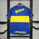 Camisa Boca Juniors Home (1) 2000/01 Nike Retrô Masculina azul com faixa amarela horizontal, escudo bordado e logo Nike estampado.