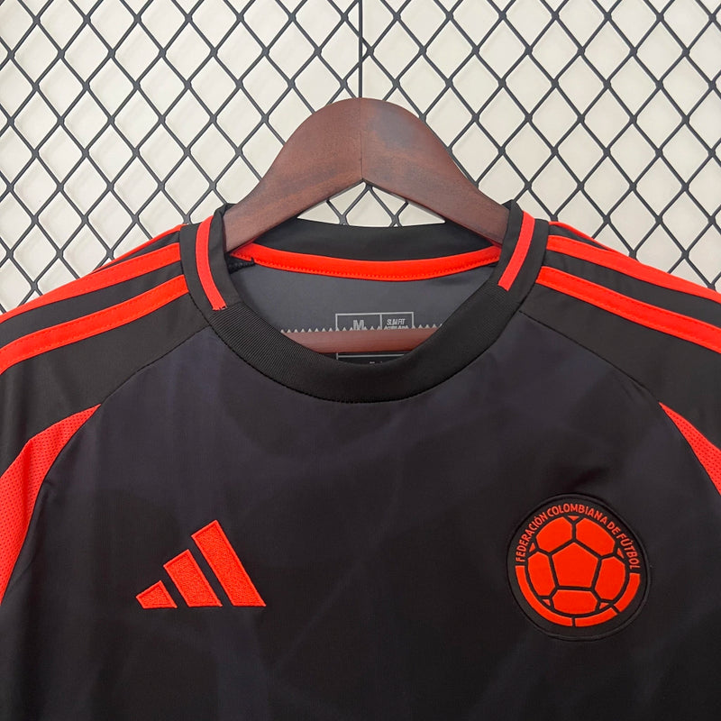 Camisa Colômbia Away II 2024/25 Adidas masculina, azul escura com detalhes em amarelo e vermelho, escudo da seleção colombiana em destaque, tecido leve e respirável, ideal para treinos, jogos e torcer pelo time.”