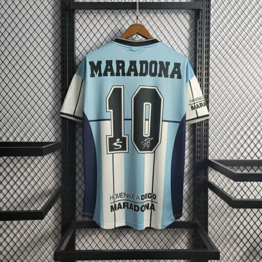 Camisa Argentina 2001/02 Torcedor Masculina Edição Despedida Maradona, celeste e branca, modelo comemorativo oficial da seleção argentina, ideal para fãs de Maradona e colecionadores"