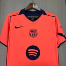 Camisa Barcelona Third III 2025/26 Nike Torcedor Masculina, uniforme oficial laranja com design moderno, disponível nos tamanhos P ao XGG para torcedores culés."