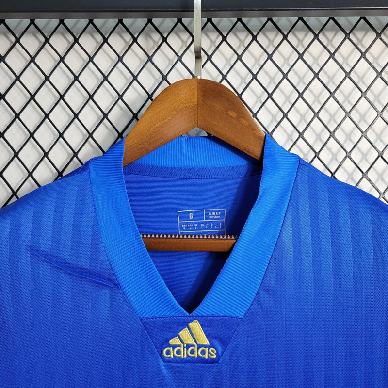 Camisa Itália Edição ICON 2023/24 Adidas Torcedor Masculina, azul vibrante, com escudo da seleção italiana e logo Adidas em destaque, modelo casual e confortável, ideal para torcedores e colecionadores.”