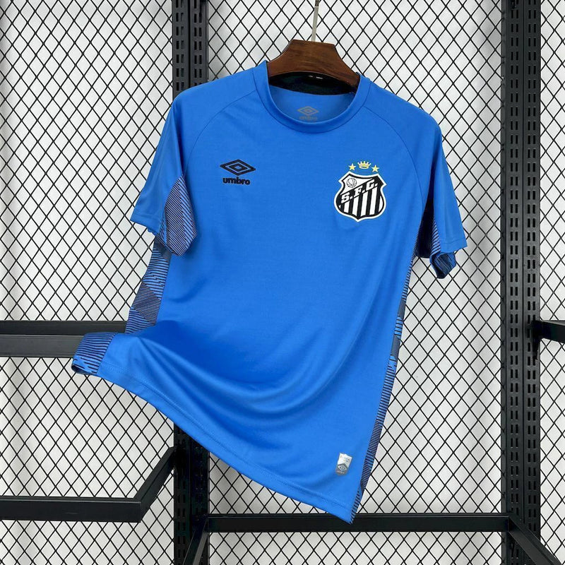 
Camisa Santos Goleiro 2025/26 Umbro Torcedor Masculina na cor azul com detalhes em preto e branco, escudo do Santos FC bordado no peito e logo da Umbro em destaque