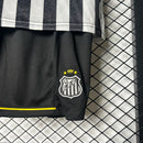 Kit Infantil Santos Home 2025/26 Umbro, camisa branca tradicional com shorts e meias, uniforme oficial para crianças de 3 a 13 anos, ideal para pequenos torcedores do Peixe."
