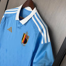 Camisa Bélgica Away II 2024/25 Adidas masculina, azul com detalhes em amarelo, escudo da seleção belga no peito e três listras Adidas nos ombros, feita em tecido leve e respirável com tecnologia AEROREADY, ideal para jogos, treinos e torcer com estilo e conforto.”