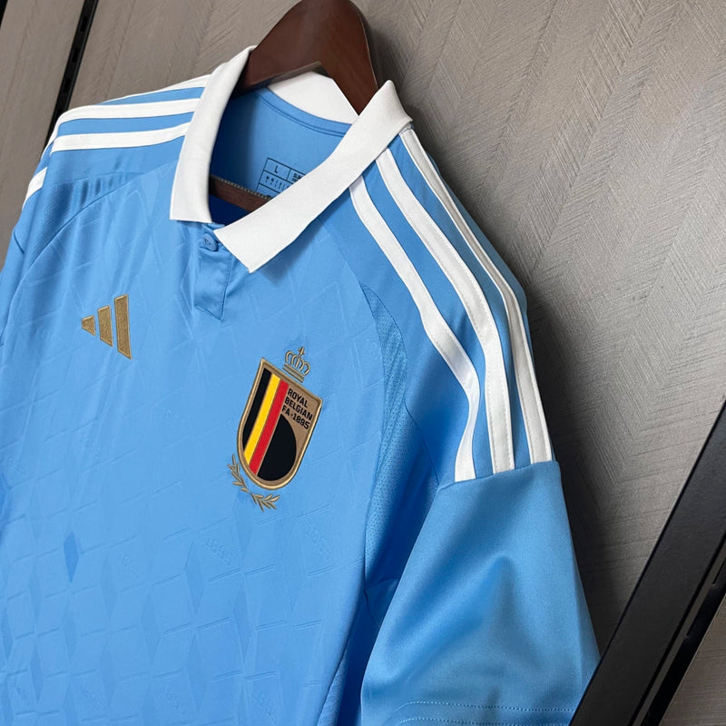 Camisa Bélgica Away II 2024/25 Adidas masculina, azul com detalhes em amarelo, escudo da seleção belga no peito e três listras Adidas nos ombros, feita em tecido leve e respirável com tecnologia AEROREADY, ideal para jogos, treinos e torcer com estilo e conforto.”