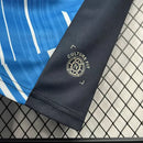 Camisa Napoli Pré-Jogo 2024/25 EA7 Torcedor Masculina azul com padrão geométrico moderno, escudo em alto relevo e logo EA7 no peito, unindo estilo esportivo e conforto para os torcedores napolitanos.